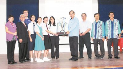 马汉顺（右3起）颁发全场总冠军予天定国民型华文中学领队何悦狸，该校在创作比赛中共获5个特优奖和6个优秀奖。右2为王声源。