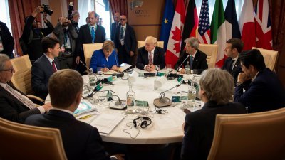 G7峰会在意大利西西里岛举行，G7成员国和欧盟领袖周五举行圆桌会议。这是特朗普（中）上任美国总统后，首度参加G7峰会。