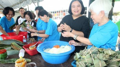 张菲倩（右2）出席慈善端午节之包裹粽子活动时，亲身体验和学习裹粽子。（摄影：张真甄）