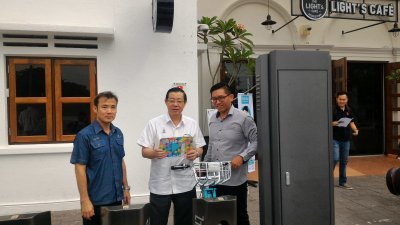 尤端祥（左起）、林冠英及杨健聪一同推介Link Bike充值卡。