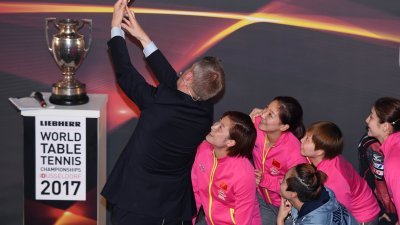 2017年世界乒乓球锦标赛的抽签仪式周日在德国杜塞尔多夫举行，丁宁（左2）、刘诗雯（左3）和朱雨玲（左5）在女子比赛抽签仪式后与主持人自拍。