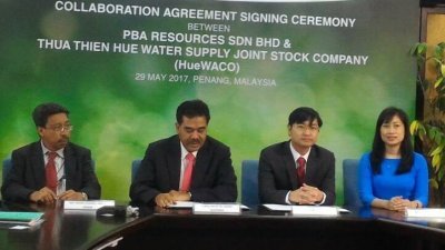 槟州供水机构资源有限公司总监莫哈末祖基非（坐者左起）、杰瑟尼与汇华柯总监Truong Cong Han签署合作协议合约。