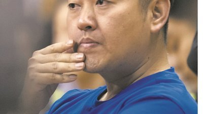 由于卷入欠新加坡赌场巨额赌债的风波，中国乒总已暂停了孔令辉（图）的女子队主帅职务。