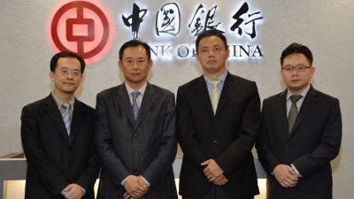 王宏伟（左2）希望马中行槟城分行新址能在6月完工，左起王沁、黄磊及韩裕光。