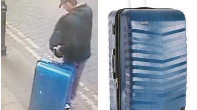 英国警方发放阿贝迪拖著蓝色硬壳行李箱在街上走动的监视器画面，右为同款行李箱。