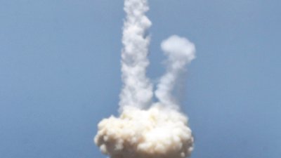 美军周二从加州范登堡空军基地发射拦截导弹（图），拦截并摧毁一枚于马绍尔群岛发射的模拟洲际导弹。