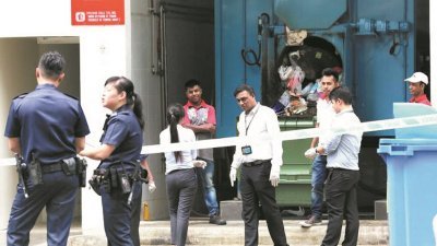 新加坡警方周二下午返回案发现场，进行仔细搜证。