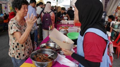甘榜峇鲁拉惹阿朗路斋戒月市集下午4时许起陆续涌现人潮，除了巫裔之外，华裔也很喜欢逛斋戒月市集，同时也吸引不少游客慕名到访。（摄影：骆曼）