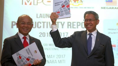 大马生产力机构（MPC）主席丹斯里阿兹曼哈欣（左）与拿督斯里慕斯达法出席《2016/2017年大马生产力报告》发布会。