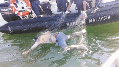 大马海事执法机构在亚音港海域，打捞因翻船失踪的少年渔夫尸体。