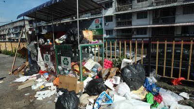 部分地区的回收箱被充当垃圾槽，让居民和回收单位皆无从下手。（摄影：张真甄）