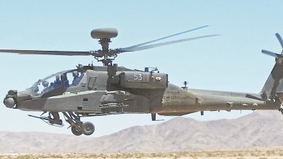 图为波音最新型的AH-64E“守护神阿帕奇”直升机。