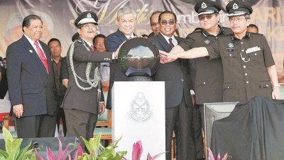  阿末扎希（左3）周六在新邦令金监狱主持第227届马来西亚监狱日及2017年全国反毒品日开幕典礼。左2起：阿都哈林、朱基菲里、莫哈末卡立及诺嘉兹兰。