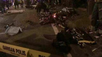一名华裔女子凌晨开车回家途中，在新山内环公路靠近马莫尼亚穆斯林坟场处，撞向一群骑脚踏车的巫裔青少年，酿成8死8伤。