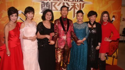 米雪（左起）、赵雅芝、黄淑仪、郑少秋、汪明荃、商天娥和刘美娟一起拍了一张世纪大合照。