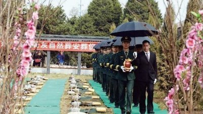 北京上周日首次举行自然葬的骨灰安放仪式，整个葬区不见墓碑，只是一片草坪。
