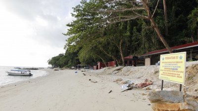 短短一天，九屿岛海岸就会因海水涨退而堆积许多垃圾。（摄影：李家俊）