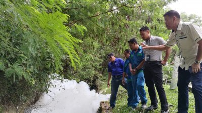 赵启兴（右）与英达丽水调查人员接获居民投诉后，沿著沟渠涌出的泡沫的水流方向步行约700公尺，最终发现源头。