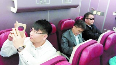 原匿藏大使馆内的朝鲜高丽航空职员金武义（左）以及朝鲜驻马大使馆二等秘书玄光宋先后登机，被提早登机的日本媒体拍到真面目。