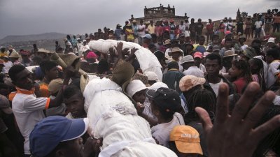 非洲马达加斯加每年7月至10月举行翻尸节（Famadihana）习俗，当地人会把亲人的遗体挖出来重新包裹，再与他们一起“共舞”，据称是造成鼠疫爆发的主因。