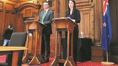 纽西兰总理阿德恩（右）和绿党党魁詹姆斯．肖在周二考虑设立气候变化难民签证，帮助住在太平洋岛国的人避免海水上升危机，进而安顿在纽西兰。图为两人上周二于国会致辞。