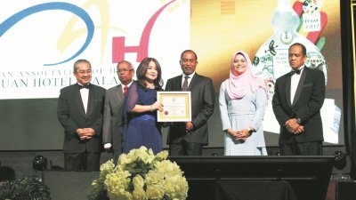 赞比里（左4）颁赠“创新组织”奖予大马酒店业协会霹雳分会主席王美琪。左起拉萨里、奥斯曼、诺丽及阿都布哈。