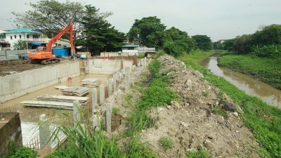 待古腰河岸的抽水泵工程竣工后，将可有效解决困扰著居民多年的噩梦。（摄影：张真甄）