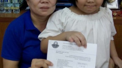 郑宝宝（左）与女儿李绣雅相依为命，希望内政部批准成为永久居民的申请。