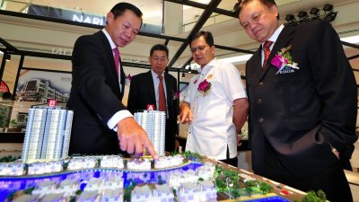 黄健光（左起）向陈贵涛、安然阿都拉曼，与张润安介绍联马置地（UMLAND）旗下推出的房产项目。（摄影：杨金森）