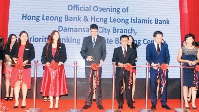 富达（左3）和丰隆伊斯兰银行首席执行员贾萨尼（左4），及丰隆银行白沙罗城分行一众经理为新分行开幕剪彩。