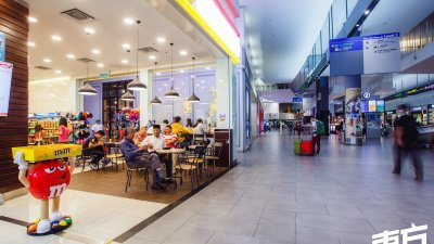 myNEWS.com部分分店设有餐饮区，让消费者购买即食便当后，可坐下享用。