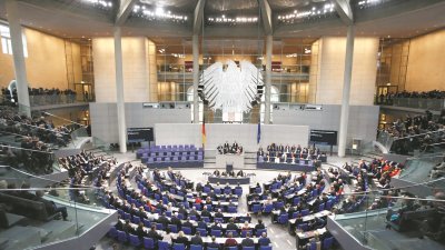 德国选举制度避免了一党独大，也形成良性的多党竞争。图为德国国会于10月24日召开大选后的首次会议。