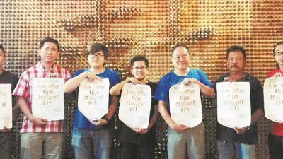 王丽文（左3起）、林俊伶和范平东等人希望年轻人，能踊跃出席2017自由电影节柔佛巡回放映会。