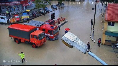 槟岛P.南利路部份路面已被水掩盖，消拯员已封锁道路，并随时展开疏散居民的工作。（图取自槟岛市政厅面子书）
