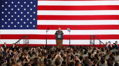 美国统统特朗普周日在日本美军横田基地的飞机库，向约2000名驻日美军士兵及日本自卫队队员发表讲话。-路透社-