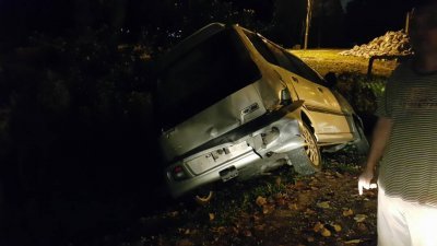 警官邻居的国产金丝雀轿车，被一对男女的迈威风轿车撞至车尾凹陷及冲入沟渠。