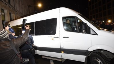 一辆白色厢型车，疑似载著普伊格德莫尼特及其馀4名加泰前阁员，于周日午夜离开布鲁塞尔检察署。