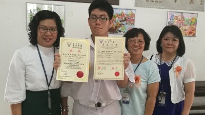 赖达安（左2）开心分享其毕业证书及激励精神奖状。左起为郑美珍、陈碧莲及黄筱蓉。
