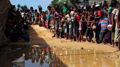 大批来自缅甸的罗兴亚难民，周二在孟加拉国的难民营排队，等候领取物资。-路透社-