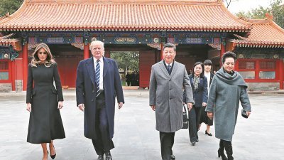 特朗普（左2）夫妇在中国国家主席习近平（右2）与夫人彭丽媛（右)陪同下访问北京故宫博物院，两国领导人晚上将在位于故宫内廷核心地带的建福宫内用餐，为有史以来美国总统访华最高规格礼遇。