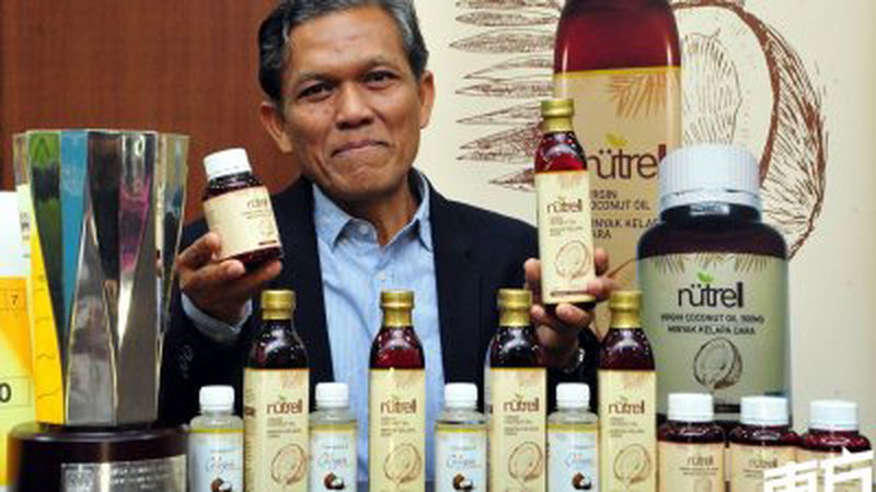马来西亚工艺大学副校长（研究与创新）莫哈末罗兹，向媒体展示该校研发的各类初榨椰油相关产品。（摄影：杨金森）