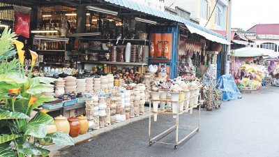 90年代游客多，高峰时期陶瓷店家有40家，如今只剩下约20家商店售卖陶瓷品。