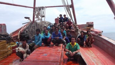被大马海事执法机构扣留的越南渔船员。（大马海事执法机构提供）