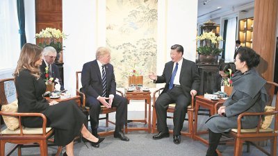 中国国家主席习近平和夫人彭丽媛，周三下午在旧称紫禁城的北京故宫博物院，迎接访华的美国总统特朗普及夫人马拉尼亚。