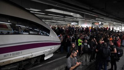 在巴塞罗那的桑斯车站，示威者霸占子弹列车轨道。