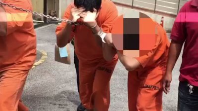 橙衣者右一为涉强奸17岁少女嫌犯。