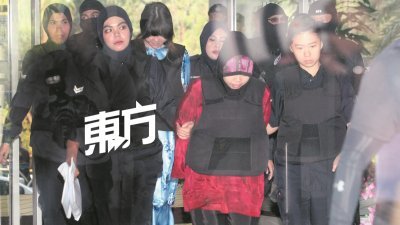 西蒂艾莎（中）和段悌香（后排左2）在女警押送下，抵达莎阿南法庭出席审讯，全程低头不语。  （拍摄：伍信隆 ）