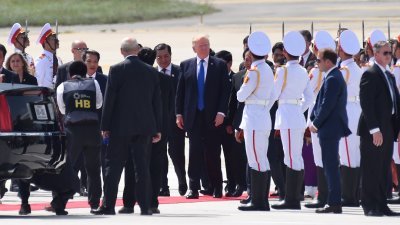 特朗普（中）周五从中国北京飞扺越南，准备出席在岘港举行的APCE峰会，并对越南进行国是访问。他和习近平发表演说时，可能会对未来全球贸易提出不同看法。