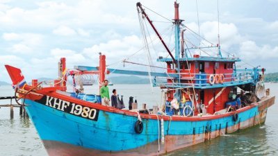 霹州海域未见暴风雨来袭，属大型渔船的C级深海渔船仍如常出海。