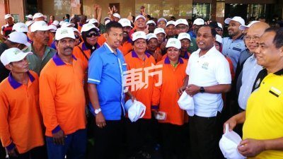 霹州大臣赞比里（右3）率领数名霹州行政议员及800名员工，前来槟城赈灾。 左3怡保市长拿督占利曼；右为霹州秘书拿督斯里阿都布哈。（摄影：廖丽宁） 